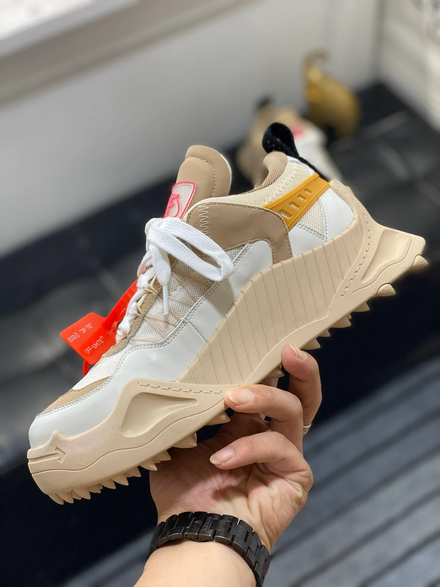 Men's Men's Shoes💰480🌼【New Style】High-end Boutique-🤷‍♂🤷‍♂OFF-WHITE x Air Jordan 】1 The joint shoe has been highly concerned by everyone since its design. The new shoe is shown in the popular Chicago bull white and yellow LOGO color scheme. The shoe body is made of cowhide, cow suede, and other materials. In addition to the X hidden on the inside of the leather, the oversized Swoosh, OFF-WHITE for Nike, Air Jordan 1 birth information and AIR are displayed on both sides of the shoe. The iconic details of OFF-WHITE can be seen on the sole and insole. You can choose a pair if you like the style. Code: 39-44 (45 can be customized